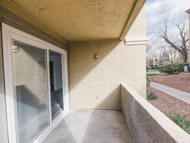 Building Photo - 2 Bedroom, 2 Full Bath Newly Renovated Con... Rental