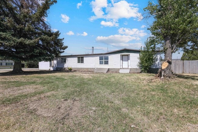 Building Photo - 3 Bedrooms 2 full bathrooms with attached ... Rental