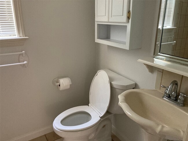 Building Photo - 554 Harbor Dr