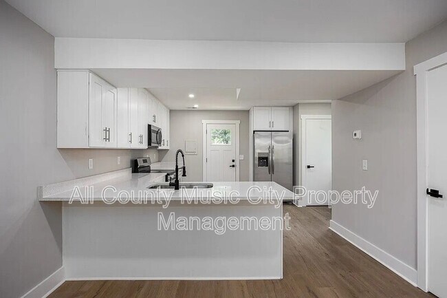 Photo - 1905 S Lyle Ln