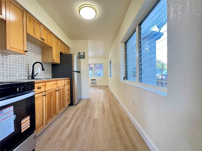 Building Photo - 715 NE 122nd St Unit 4