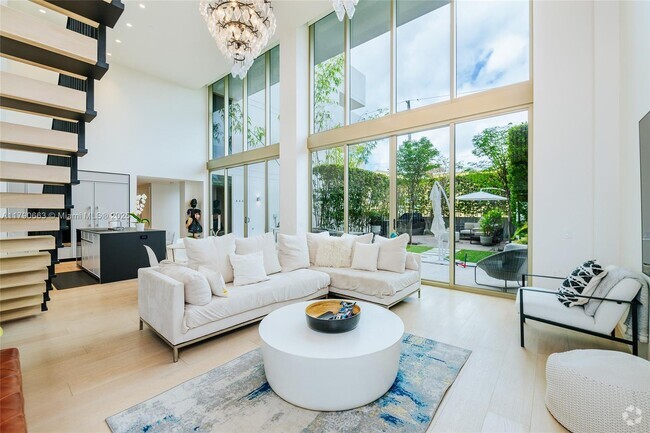 Building Photo - 300 Collins Ave Unit 2F Rental