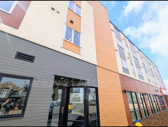 Building Photo - 10882-10898 98 St NW Unit 308