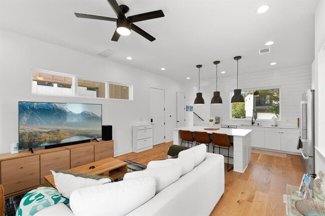 Photo - 3807 E 51st St Unidad 3