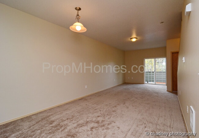 Photo - Spacious SE Portland 3 Bedroom Townhouse In Powellhurst-Gilbert Neighborhood Unit 8439 SE Brooklyn Street
