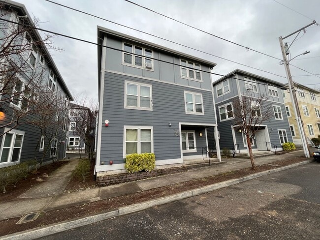 Photo - Incredible SE Hazelwood 2 Bedroom + 1 Bathroom Condo w/ included Garage and Washer & Dryer!!