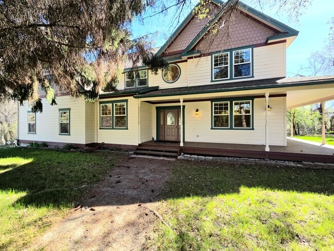 Building Photo - Luxurious Country Living in Desirable Cashmere Location!! 5 Bed + Den, 2.5 Bath!