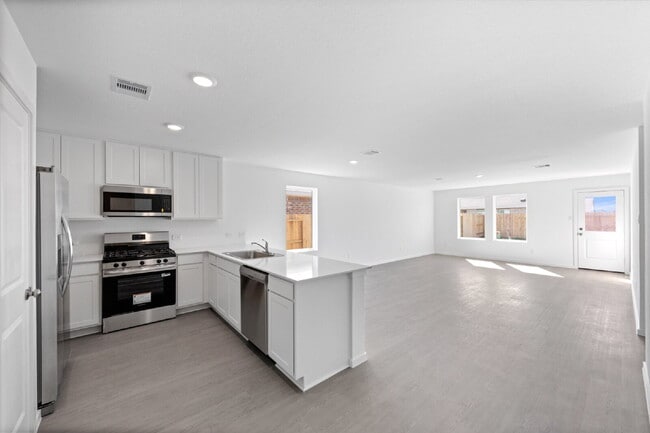 Building Photo - Cozy Living in Baytown