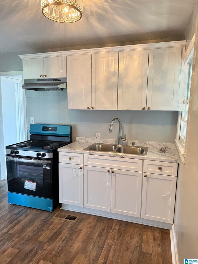 Photo - 724 Graymont Ave W