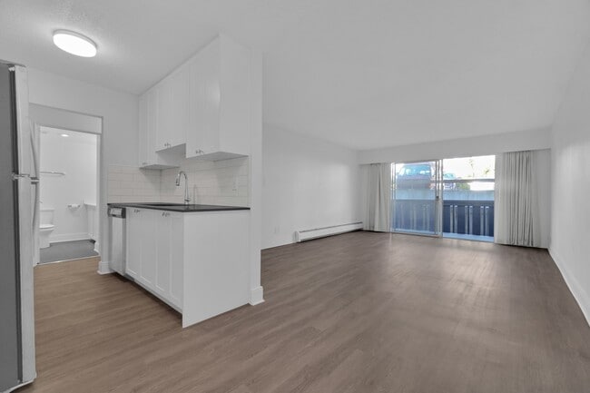 Photo - 1160 Esquimalt Road