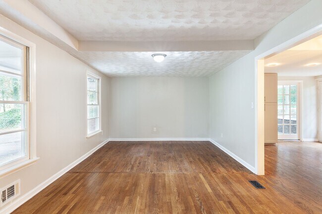 Photo - Very Spacious 4/3 w/ Finished Basement in ...