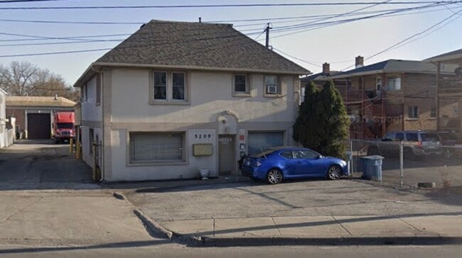 Building Photo - 5209 W Lake St Unit 2B