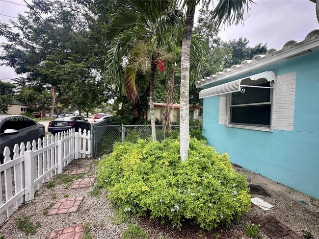 Building Photo - 2 bedroom in Hollywood FL 33020 Rental