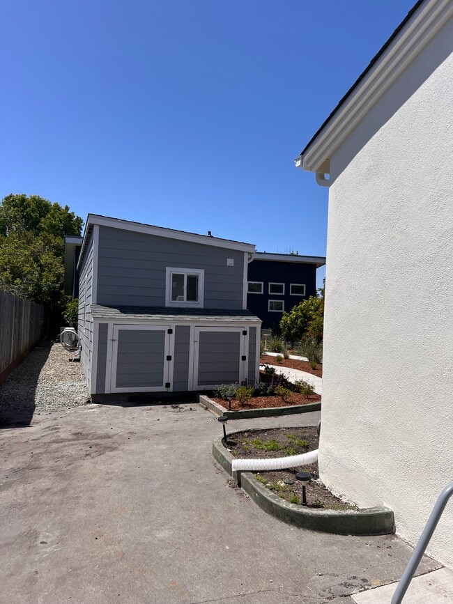 Espacio de almacenamiento para lavadora, secadora y calentador de agua. - 1219 Laurel St Unidad 1219B