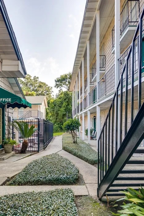 River Oaks Apartments