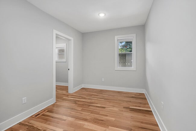 Photo - 751 Veto St NW