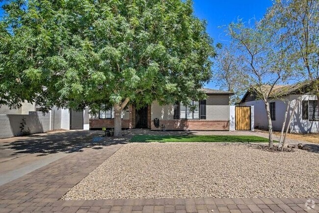 Building Photo - 4 Bed, 3 Bath, stunning home, located in t...