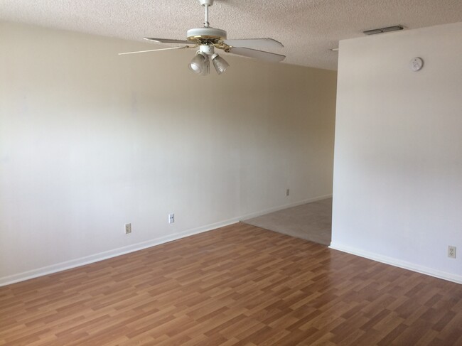 Living Room - 1944 Redbank Rd Apartamentos Unidad 2