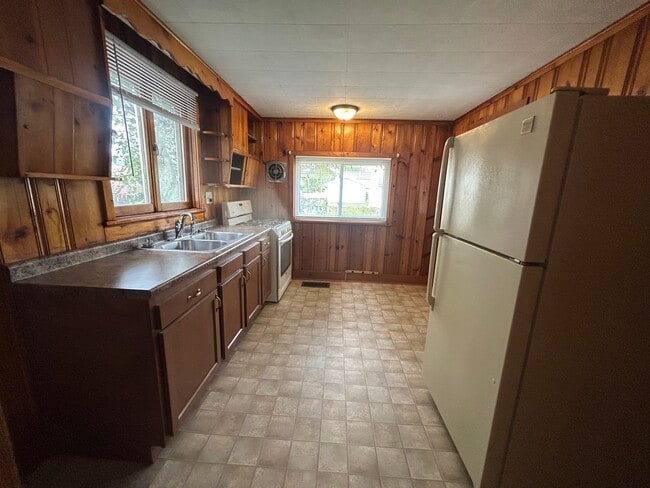 Kitchen - 2226 Lincoln St Unit 1