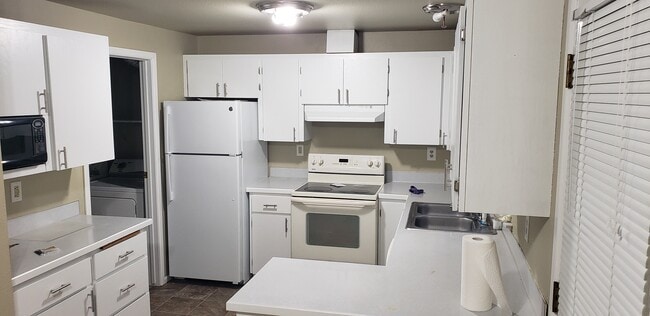 COCINA...MUCHO ESPACIO DE ALMACENAMIENTO - 5512 96th St E