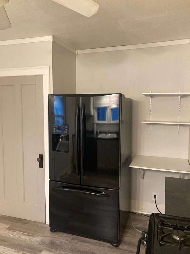 Photo - 1416 St Lawrence Ave