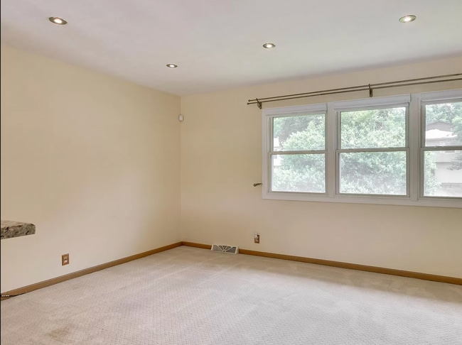 Photo - 4 bedroom Millard South Home!