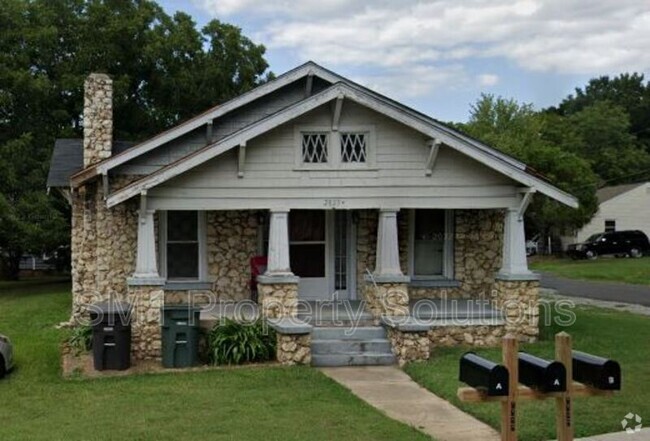 Building Photo - 2823 E Bessemer Ave Rental