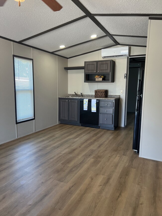 Photo - 5214 Guthrie St