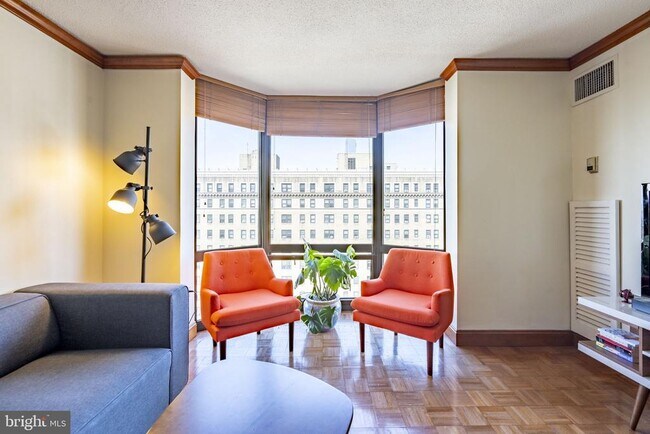 Building Photo - 2018 Walnut St Unit 17J