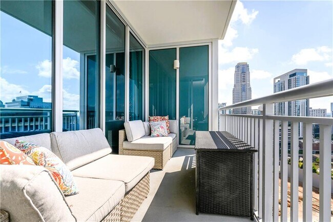 Photo - 3338 Peachtree Rd NE Unidad 2106