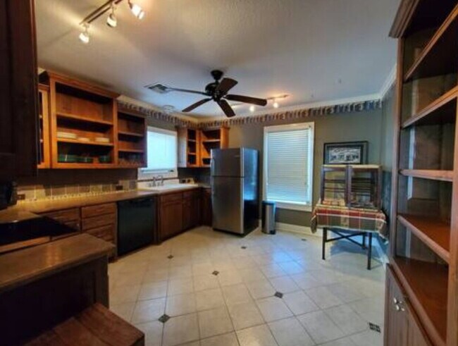 Photo - "Charming 2-Bedroom Home with Guest Suite ...