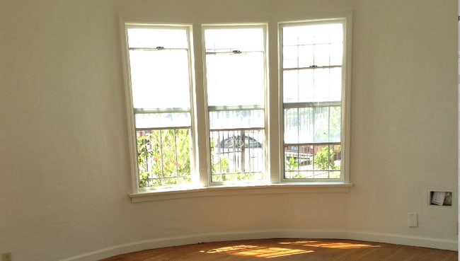 Photo - 6522 S Victoria Ave Unit 6522