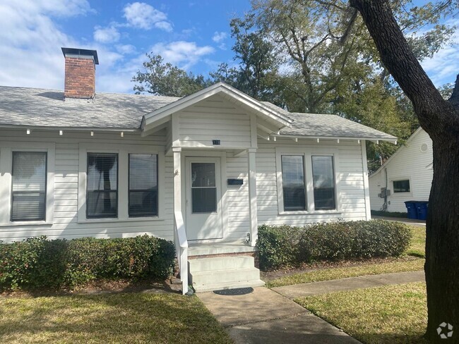 Building Photo - Charming 2-Bedroom, 1-Bathroom Duplex with... Rental