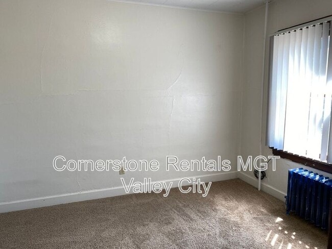 Photo - 264 College St SE