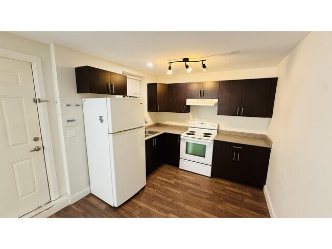 Photo - 7012-194B 194b St Unit Bsmt Suite