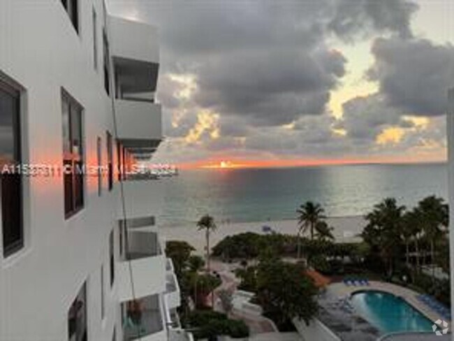 Building Photo - 4301 Collins Ave Unit 4301 Collins Ave appt 902 (A11537811) Rental