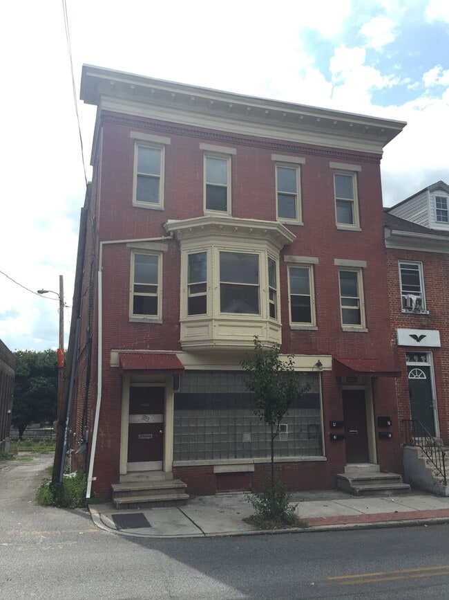 Building Photo - Spacious 2 bedroom apartment on the 2nd floor next to the Rail Trail York City
