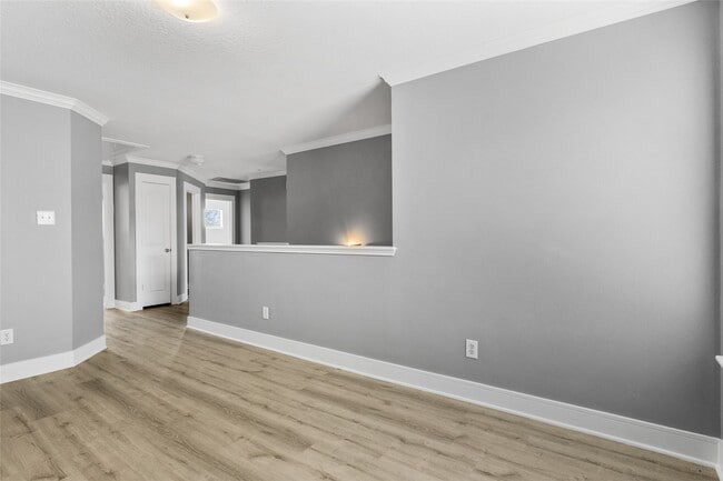 Building Photo - 2811 Oakland Brook St