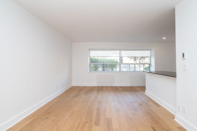 Photo - 365 Eglinton Ave E Unité 106