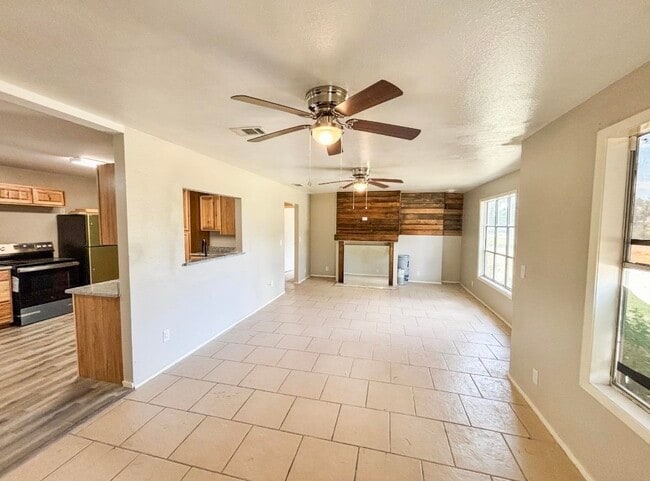Photo - 205 Cambridge Ln