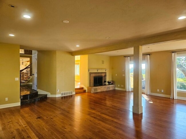 Photo - 4Bd/5Ba Multi Story Home - For viewing by ...