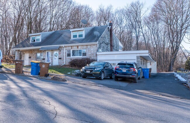 Photo - Spacious 1-Bedroom Apartment with Parking & Shared Yard - Midtown Kingston Unit 177