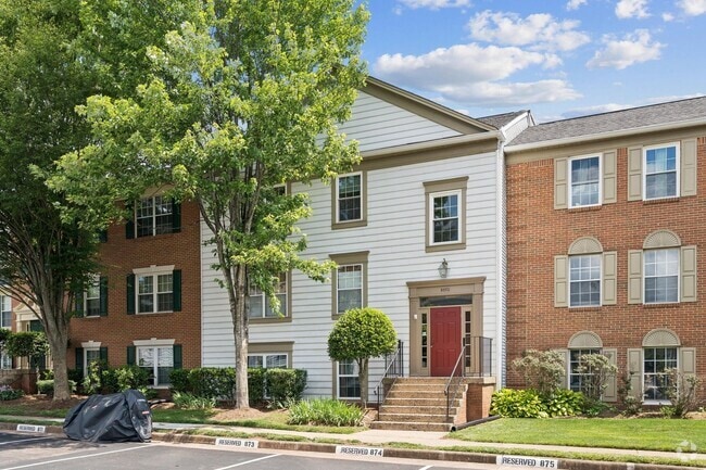 Building Photo - Set in the charming Hunters Square communi... Rental