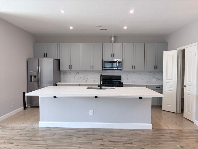 Building Photo - 10910 Woodwind Shadows Dr