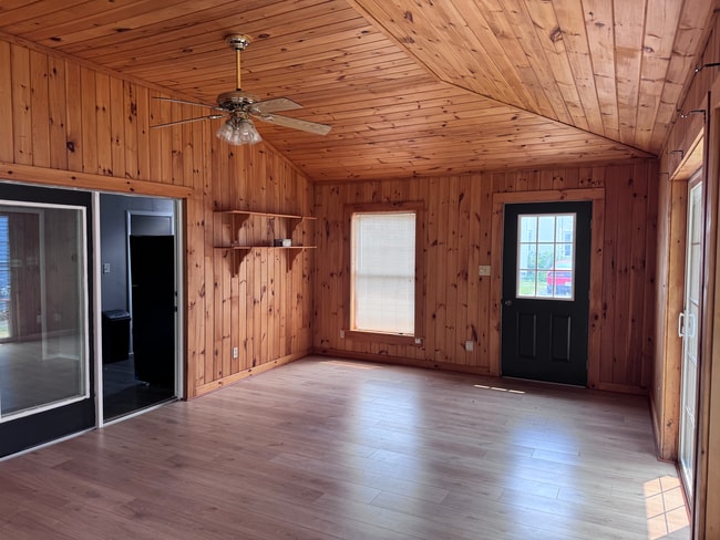 Bonus Room - 906 West Ave Unit Apt B