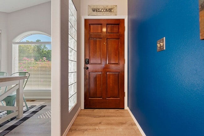 4877 Lakes Edge Pl