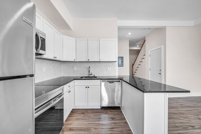 Photo - 465 E 8th St