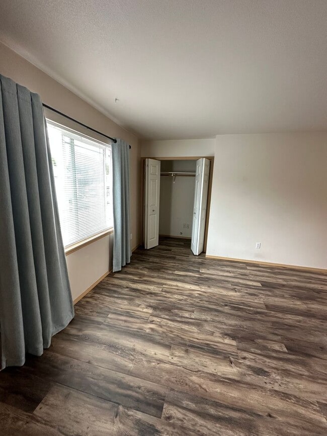 Photo - Beautiful downtown Sumner Townhouse Condo with garage. Aug 1.