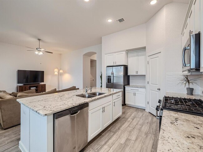 Photo - 11400 American Mustang Lp