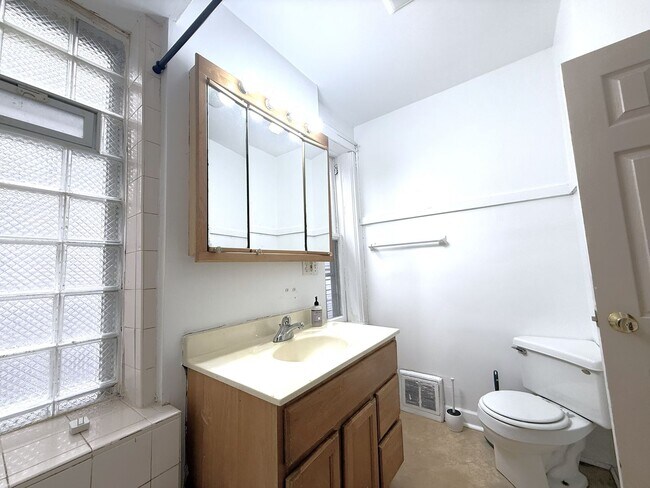 Photo - 2772 N Bremen St Unidad Lower